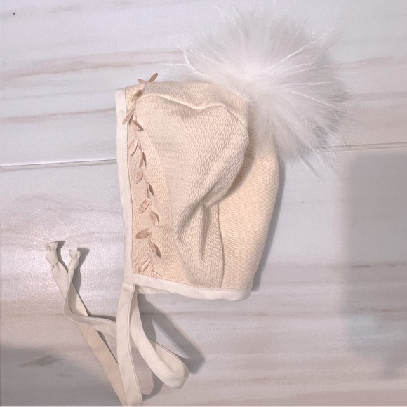 HANDMADE Baby beige bonnet with fur Pom Pom - Picture 1 of 3